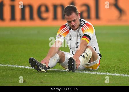 Freiburg, Deutschland. November 2024. Joshua KIMMICH (GER) am Boden verletzt, Verletzung. Fußball UEFA Nations League Deutschland (DE) - Bosnien - Herzegowina (BIH) 7-0 am 16.10.2024 in Europa Parks Stadion Freiburg, Credit: dpa/Alamy Live News Stockfoto