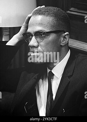 Malcolm X spricht. Malcolm X geborener Malcolm Little, später El-Hajj Malik el-Shabaz war ein afroamerikanischer Revolutionär, muslimischer Minister und Menschenrechtsaktivist, der während der Bürgerrechtsbewegung bis zu seiner Ermordung 1965 eine prominente Persönlichkeit war. Bis 1964 war er Sprecher der Nation of Islam (NOI) und ein lautstarker Befürworter der Black Empowerment und der Förderung des Islam innerhalb der afroamerikanischen Gemeinschaft. Malcolm X ist eine umstrittene Persönlichkeit, die der Verkündigung von Gewalt bezichtigt wird. Er ist auch in afroamerikanischen und muslimischen Gemeinden für sein Streben nach Rassengerechtigkeit ein weithin gefeierter Vertreter Stockfoto