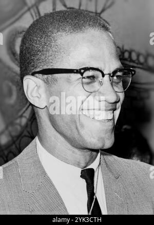 Malcolm X spricht. Malcolm X geborener Malcolm Little, später El-Hajj Malik el-Shabaz war ein afroamerikanischer Revolutionär, muslimischer Minister und Menschenrechtsaktivist, der während der Bürgerrechtsbewegung bis zu seiner Ermordung 1965 eine prominente Persönlichkeit war. Bis 1964 war er Sprecher der Nation of Islam (NOI) und ein lautstarker Befürworter der Black Empowerment und der Förderung des Islam innerhalb der afroamerikanischen Gemeinschaft. Malcolm X ist eine umstrittene Persönlichkeit, die der Verkündigung von Gewalt bezichtigt wird. Er ist auch in afroamerikanischen und muslimischen Gemeinden für sein Streben nach Rassengerechtigkeit ein weithin gefeierter Vertreter Stockfoto