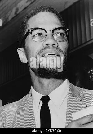 Malcolm X spricht. Malcolm X geborener Malcolm Little, später El-Hajj Malik el-Shabaz war ein afroamerikanischer Revolutionär, muslimischer Minister und Menschenrechtsaktivist, der während der Bürgerrechtsbewegung bis zu seiner Ermordung 1965 eine prominente Persönlichkeit war. Bis 1964 war er Sprecher der Nation of Islam (NOI) und ein lautstarker Befürworter der Black Empowerment und der Förderung des Islam innerhalb der afroamerikanischen Gemeinschaft. Malcolm X ist eine umstrittene Persönlichkeit, die der Verkündigung von Gewalt bezichtigt wird. Er ist auch in afroamerikanischen und muslimischen Gemeinden für sein Streben nach Rassengerechtigkeit ein weithin gefeierter Vertreter Stockfoto