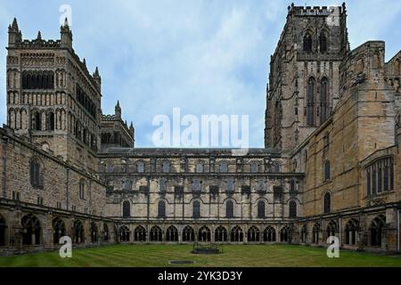 Die Kathedrale von Durham, offiziell die Kathedrale Kirche Christi, die Heilige Maria der Jungfrau und der St. Cuthbert von Durham in Durham, Großbritannien Stockfoto