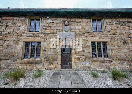 Bischof Cousin Almhouse in Durham, England. DAS SCHILD LAUTET HOSPITALE EPI DUNELM PRO VIII PAUPERIBUS FUNDAT PER JOH EPISCOP A-D-MDCLXVI. Stockfoto