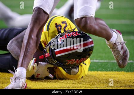 College Park, Maryland, USA. November 2024. Maryland Terrapins Running Back ROMAN HEMBY (24) wird nur schüchtern vor der Endzone angegriffen. Die Rutgers Scarlet Knights besiegten die Maryland Terrapins 31-17 am 16. November 2024 in College Park, MD. (Credit Image: © Nick Piacente/ZUMA Press Wire) NUR REDAKTIONELLE VERWENDUNG! Nicht für kommerzielle ZWECKE! Stockfoto