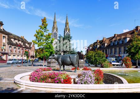 Marktplatz mit Denkmal für die milchproduzierenden Kühe und neogotische Kirche Notre-Dame in Vimoutiers im Pays d&#39;Auge in der Abteilung Calvados Stockfoto