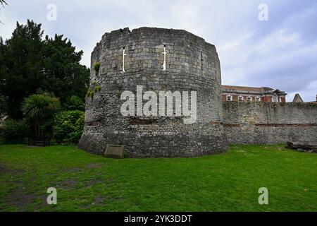 Die Überreste des alten Multangular Tower in York, England. Der Turm bildete ursprünglich die nordwestliche Ecke der römischen Legionärsfestung EB Stockfoto