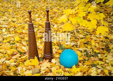 Ein paar traditionelle Perserhölzer und ein Knallball in einem Hinterhof in herbstlicher Landschaft. Stockfoto