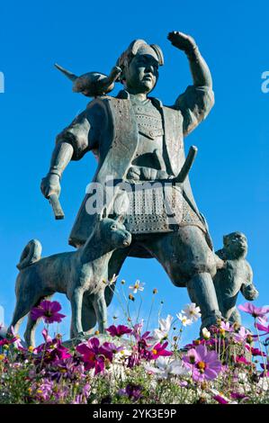 Statue von Momotaro (Peach Boy) mit Hund, Affe und Fasan vor dem JR-Bahnhof Okayama in Japan. Stockfoto