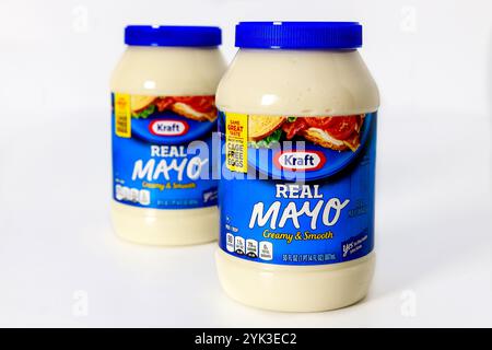 Zwei Gläser cremiger und geschmeidiger Mayonnaise in einer gut beleuchteten Umgebung, in der die echten Mayo-Produkte von Kraft präsentiert werden Stockfoto