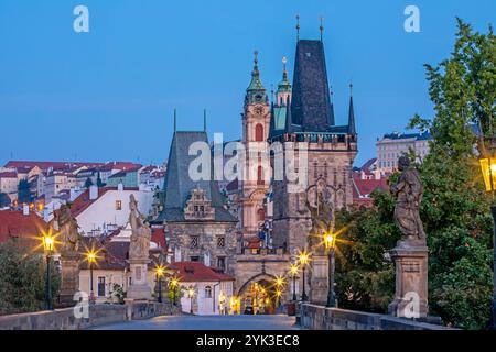 Karlsbrücke und Brückenturm der Kleinstadt am frühen Morgen, Nikolaikirche, Moldau, Kleinstadt, Prag, Tschechische Republik, Europa Stockfoto