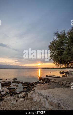 Insel Vir, Strand am Morgen bei Sonnenaufgang einer felsigen Küste. Mediterrane Landschaft, Zadar, Dalmatien, Kroatien, Adria, Mittelmeer Stockfoto