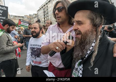 London, Großbritannien. Juni 2017. Der jährliche Al-Quds-Tag-marsch in London wurde von mehreren Tausend aus dem ganzen Land besucht. Organisiert vom Quds-Komitee mit der Islamischen Menschenrechtskommission und unterstützt von verschiedenen Gruppen, darunter der Stop the war Coalition, der Muslim Association of Britain and Jews für den Boykott israelischer Güter, wurde es von Imamen und Neturei Karta-antizionistischen Juden geleitet und forderte Freiheit für Palästina und für alle unterdrückten Menschen auf der ganzen Welt. Wie üblich zog er Opposition zionistischer Gruppen an, wobei eine Kundgebung in der Nähe der US-Botschaft stattfand, wo die mar Stockfoto