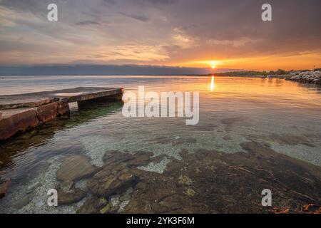 Insel Vir, Strand am Morgen bei Sonnenaufgang einer felsigen Küste. Mediterrane Landschaft, Zadar, Dalmatien, Kroatien, Adria, Mittelmeer Stockfoto