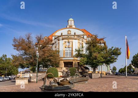 Musiker&#39; Brunnen vor dem Blauen Rathaus in Donaueschingen, Baden-Württemberg, Deutschland Stockfoto