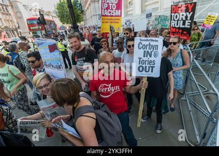 London, Großbritannien. Juni 2017. Nach der Kundgebung zur Feier der Führung von Corbyn bei den Parlamentswahlen gehen die meisten Anwesenden zur Downing St, um Antirassismus und Multikulturalismus und gegen jede Bigotterie zu feiern, und fordern Theresa May insbesondere auf, keinen Pakt mit der DUP mit ihren engen Verbindungen zu paramilitärischen Terroristen und der Missachtung der Menschenrechte zu schließen. Sie drängten sich um die Tore der Downing St herum und riefen Slogans, bevor sie zum Trafalgar Square marschierten und dann wieder Whitehall hinunter zum Parliament Square, wo ich sie verließ. Stockfoto