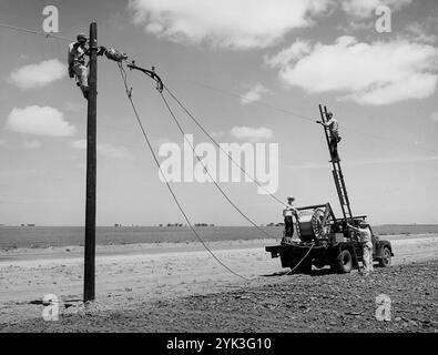 "Ländlichen Breitbandausbau ist der wichtigste technologische Infrastruktur Herausforderung, dass dieses Land hat sich seit der ländlichen Elektrifizierung Act" von 1936 in das Gesetz im Jahr 1936 unterzeichnet wurde, Noten, die ländlichen Utilities Service (RUS) Administrator Chris McLean, während die Diskussion über die Notwendigkeit, die fast 40 Prozent der ländlichen Verbraucher, die Zugang zu Breitband Mangel zu beheben. Die ländlichen Gebiete, wo geschäftliche und private Verbraucher Breitbanddienst sind wahrscheinlicher, höhere Einkommen, niedrigeren Arbeitslosenquoten und ein stärkeres Wachstum als die ohne Breitbandanschluss zu genießen. Da Breitband bietet den ländlichen Gebieten con Stockfoto