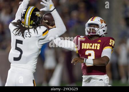 San Marcos, Texas, USA. November 2024. Texas State Bobcats Quarterback Jordan McCloud (3) Pässe und Southern Miss Golden Eagles Sicherheit Jay Jones (5) bekommt es während eines College-Football-Spiels zwischen den Southern Miss Golden Eagles und den Texas State Bobcats im UFCU Stadium in San Marcos, Texas. Bobby McDuffie/CSM/Alamy Live News Stockfoto