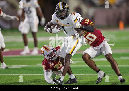 San Marcos, Texas, USA. November 2024. Der Southern Miss Golden Eagles Wide Receiver Tiaquelin Mims (1) wird von Texas State Bobcats Safety Justin Harris (20) während eines College-Football-Spiels zwischen den Southern Miss Golden Eagles und den Texas State Bobcats im UFCU Stadium in San Marcos, Texas, angegriffen. Bobby McDuffie/CSM (Foto: © Bobby McDuffie/Cal Sport Media). Quelle: csm/Alamy Live News Stockfoto