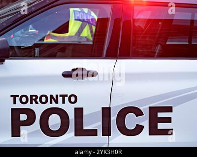 Toronto Canada / Ein Toronto Police Cruiser blockiert die Bloor Street West in Yorkville Toronto. Stockfoto