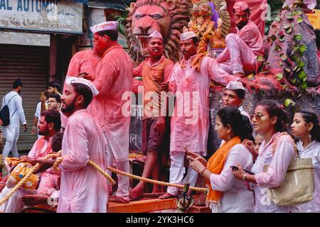Ein Wagen besetzte meine Teilnehmer des Ganesh Festivals oder Ganesh Chaturthi in Mumbai, Indien, einer Feier zu Ehren des hinduistischen Elefantengottes Ganesh/Ganesha Stockfoto