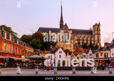 Cathédrale Notre-Dame und Place du Don mit dem Namen der Stadt in 3D-Buchstaben in Amiens im Departement Somme in der französischen Region Hauts-de-France Stockfoto