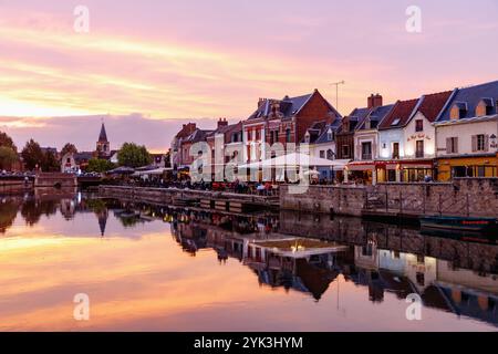 Quai Bélu an der Somme mit Blick auf die Kirche Eglise Saint-Leu im Stadtteil Saint-Leu von Amiens im Departement Somme in der Hauts-de-France r Stockfoto