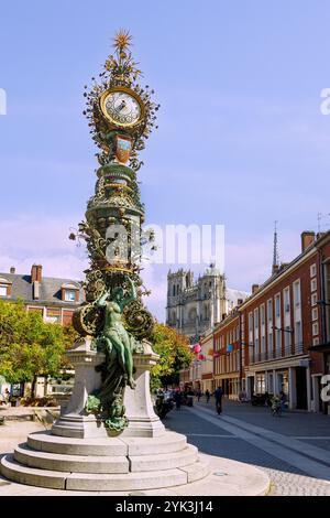 Uhr Horloge Dewailly et Marie-sans-chemise in der Rue des Sergents mit Blick auf die Kathedrale Notre-Dame in Amiens im Departement Somme in der Haut Stockfoto