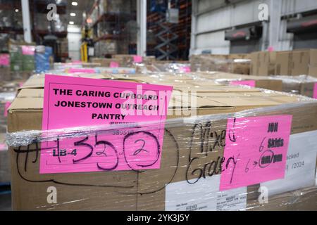Die Central Pennsylvania Food Bank ist eine gemeinnützige Organisation, die sich für die Beendigung des Hungers in 27 Countys in Zentral-Pennsylvania einsetzt. Durch die Zusammenarbeit mit mehr als 1.130 lokalen Agenturen und Programmen versorgen sie jeden Monat über 253.000 Menschen in Not über ihre beiden Healthy Food Hubs in Harrisburg und Williamsport. (USDA Foto von Christophe Paul) Stockfoto