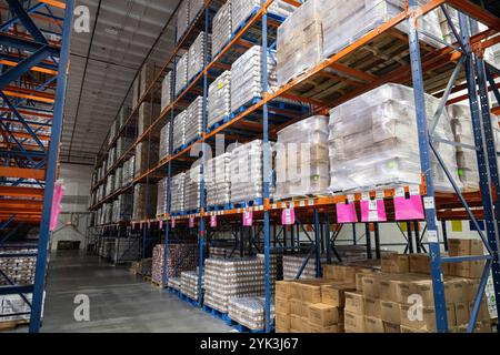 Die Central Pennsylvania Food Bank ist eine gemeinnützige Organisation, die sich für die Beendigung des Hungers in 27 Countys in Zentral-Pennsylvania einsetzt. Durch die Zusammenarbeit mit mehr als 1.130 lokalen Agenturen und Programmen versorgen sie jeden Monat über 253.000 Menschen in Not über ihre beiden Healthy Food Hubs in Harrisburg und Williamsport. (USDA Foto von Christophe Paul) Stockfoto