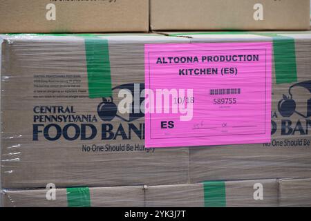 Die Central Pennsylvania Food Bank ist eine gemeinnützige Organisation, die sich für die Beendigung des Hungers in 27 Countys in Zentral-Pennsylvania einsetzt. Durch die Zusammenarbeit mit mehr als 1.130 lokalen Agenturen und Programmen versorgen sie jeden Monat über 253.000 Menschen in Not über ihre beiden Healthy Food Hubs in Harrisburg und Williamsport. (USDA Foto von Christophe Paul) Stockfoto