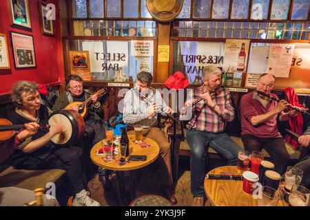 Dublin, der kopfsteingepflasterte Pub, während einer traditionellen irischen Musik-Jam-Session Stockfoto