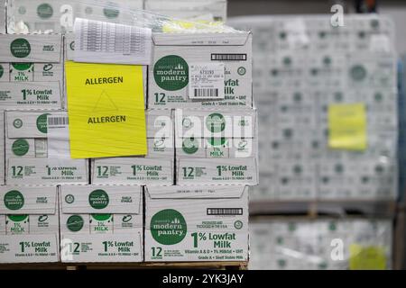 Die Central Pennsylvania Food Bank ist eine gemeinnützige Organisation, die sich für die Beendigung des Hungers in 27 Countys in Zentral-Pennsylvania einsetzt. Durch die Zusammenarbeit mit mehr als 1.130 lokalen Agenturen und Programmen versorgen sie jeden Monat über 253.000 Menschen in Not über ihre beiden Healthy Food Hubs in Harrisburg und Williamsport. (USDA Foto von Christophe Paul) Stockfoto