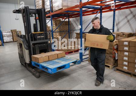 Die Central Pennsylvania Food Bank ist eine gemeinnützige Organisation, die sich für die Beendigung des Hungers in 27 Countys in Zentral-Pennsylvania einsetzt. Durch die Zusammenarbeit mit mehr als 1.130 lokalen Agenturen und Programmen versorgen sie jeden Monat über 253.000 Menschen in Not über ihre beiden Healthy Food Hubs in Harrisburg und Williamsport. (USDA Foto von Christophe Paul) Stockfoto