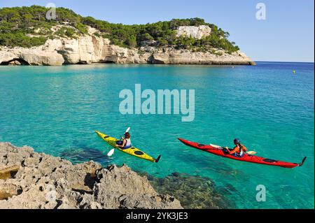 Kajak im Mitjana Creek in der Nähe von Cala Galdana, Südküste von Menorca, Balearen, Spanien, Europa Stockfoto