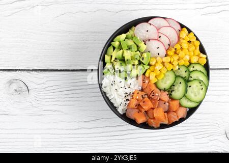 Poke Bowl mit Lachs, Reis, Gurke, Mais, Rettich, Avocado auf weißem Hintergrund. Traditionelles hawaiianisches Essen. Stockfoto