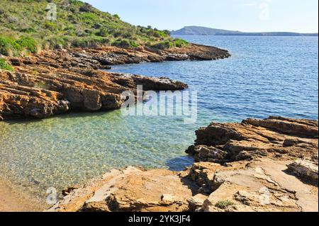 Felsige Buchten in der Nähe von Punta Negra an der Nordküste, Menorca, Balearen, Spanien, Europa Stockfoto