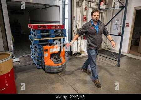 Die Central Pennsylvania Food Bank ist eine gemeinnützige Organisation, die sich für die Beendigung des Hungers in 27 Countys in Zentral-Pennsylvania einsetzt. Durch die Zusammenarbeit mit mehr als 1.130 lokalen Agenturen und Programmen versorgen sie jeden Monat über 253.000 Menschen in Not über ihre beiden Healthy Food Hubs in Harrisburg und Williamsport. (USDA Foto von Christophe Paul) Stockfoto