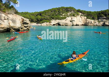 Kajak im Mitjana Creek in der Nähe von Cala Galdana, Südküste von Menorca, Balearen, Spanien, Europa Stockfoto