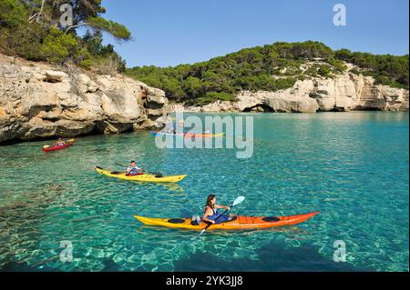 Kajak im Mitjana Creek in der Nähe von Cala Galdana, Südküste von Menorca, Balearen, Spanien, Europa Stockfoto