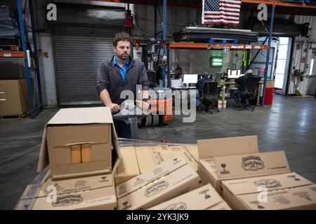 Die Central Pennsylvania Food Bank ist eine gemeinnützige Organisation, die sich für die Beendigung des Hungers in 27 Countys in Zentral-Pennsylvania einsetzt. Durch die Zusammenarbeit mit mehr als 1.130 lokalen Agenturen und Programmen versorgen sie jeden Monat über 253.000 Menschen in Not über ihre beiden Healthy Food Hubs in Harrisburg und Williamsport. (USDA Foto von Christophe Paul) Stockfoto