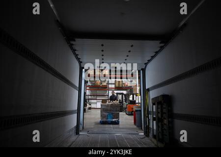 Die Central Pennsylvania Food Bank ist eine gemeinnützige Organisation, die sich für die Beendigung des Hungers in 27 Countys in Zentral-Pennsylvania einsetzt. Durch die Zusammenarbeit mit mehr als 1.130 lokalen Agenturen und Programmen versorgen sie jeden Monat über 253.000 Menschen in Not über ihre beiden Healthy Food Hubs in Harrisburg und Williamsport. (USDA Foto von Christophe Paul) Stockfoto