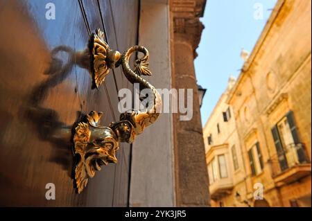 Türklopfer an einer Seitentür des Torresaura-Palastes in der Hauptstraße des Born, Ciutadella de Menorca, Menorca, Balearen, Spanien, Europa Stockfoto