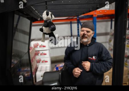 Die Central Pennsylvania Food Bank ist eine gemeinnützige Organisation, die sich für die Beendigung des Hungers in 27 Countys in Zentral-Pennsylvania einsetzt. Durch die Zusammenarbeit mit mehr als 1.130 lokalen Agenturen und Programmen versorgen sie jeden Monat über 253.000 Menschen in Not über ihre beiden Healthy Food Hubs in Harrisburg und Williamsport. (USDA Foto von Christophe Paul) Stockfoto