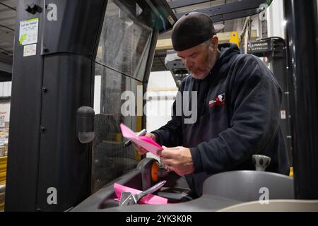 Die Central Pennsylvania Food Bank ist eine gemeinnützige Organisation, die sich für die Beendigung des Hungers in 27 Countys in Zentral-Pennsylvania einsetzt. Durch die Zusammenarbeit mit mehr als 1.130 lokalen Agenturen und Programmen versorgen sie jeden Monat über 253.000 Menschen in Not über ihre beiden Healthy Food Hubs in Harrisburg und Williamsport. (USDA Foto von Christophe Paul) Stockfoto