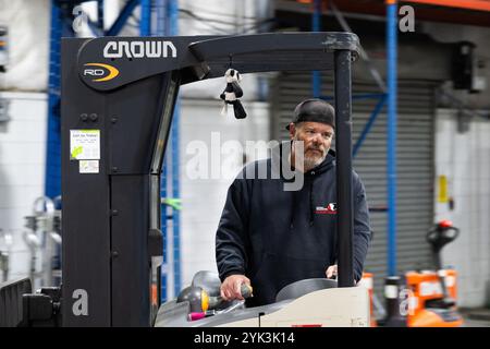 Die Central Pennsylvania Food Bank ist eine gemeinnützige Organisation, die sich für die Beendigung des Hungers in 27 Countys in Zentral-Pennsylvania einsetzt. Durch die Zusammenarbeit mit mehr als 1.130 lokalen Agenturen und Programmen versorgen sie jeden Monat über 253.000 Menschen in Not über ihre beiden Healthy Food Hubs in Harrisburg und Williamsport. (USDA Foto von Christophe Paul) Stockfoto
