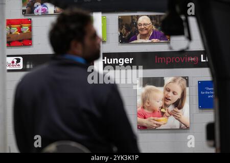 Die Central Pennsylvania Food Bank ist eine gemeinnützige Organisation, die sich für die Beendigung des Hungers in 27 Countys in Zentral-Pennsylvania einsetzt. Durch die Zusammenarbeit mit mehr als 1.130 lokalen Agenturen und Programmen versorgen sie jeden Monat über 253.000 Menschen in Not über ihre beiden Healthy Food Hubs in Harrisburg und Williamsport. (USDA Foto von Christophe Paul) Stockfoto
