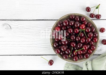 Teller mit frischen roten Kirschen auf weißem Hintergrund. Draufsicht. Kopierbereich. Stockfoto