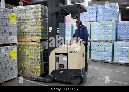 Die Central Pennsylvania Food Bank ist eine gemeinnützige Organisation, die sich für die Beendigung des Hungers in 27 Countys in Zentral-Pennsylvania einsetzt. Durch die Zusammenarbeit mit mehr als 1.130 lokalen Agenturen und Programmen versorgen sie jeden Monat über 253.000 Menschen in Not über ihre beiden Healthy Food Hubs in Harrisburg und Williamsport. (USDA Foto von Christophe Paul) Stockfoto