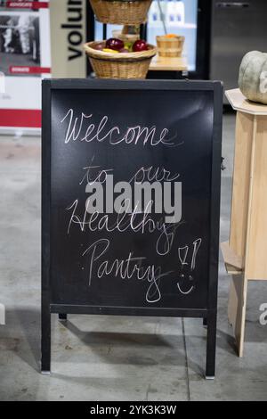 Die Central Pennsylvania Food Bank ist eine gemeinnützige Organisation, die sich für die Beendigung des Hungers in 27 Countys in Zentral-Pennsylvania einsetzt. Durch die Zusammenarbeit mit mehr als 1.130 lokalen Agenturen und Programmen versorgen sie jeden Monat über 253.000 Menschen in Not über ihre beiden Healthy Food Hubs in Harrisburg und Williamsport. (USDA Foto von Christophe Paul) Stockfoto