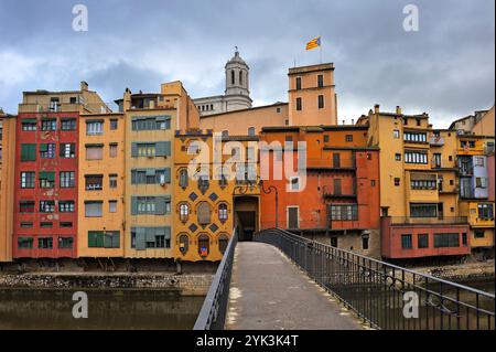 Vor den Häusern am Fluss Onyar, Girona, Katalonien, Spanien, Europa Stockfoto