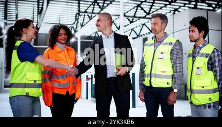 Fertigungswerksingenieure Und Verschiedene Mitarbeiter Schütteln Die Hände Stockfoto